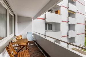 - Balcón con mesa y sillas en un edificio en 3 Zimmerwohnung in zentraler Lage en Reutlingen