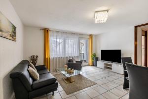 sala de estar con sofá y TV en 3 Zimmerwohnung in zentraler Lage en Reutlingen