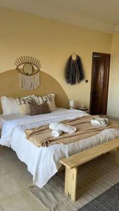 een slaapkamer met een bed met twee knuffels erop bij Immeuble serigne cheikh Saliou Mbacke in Dakar