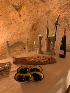 - une table avec une assiette de nourriture et une bouteille de vin dans l'établissement AntiQua centro de Vejer con wifi Grupo AC Gestion, à Vejer de la Frontera