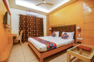 FabHotel The Oasis - Maharana Praatap Nagar客房内的一张或多张床位