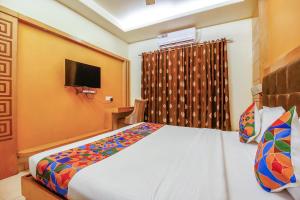 FabHotel The Oasis - Maharana Praatap Nagar客房内的一张或多张床位