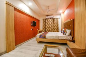 FabHotel The Oasis - Maharana Praatap Nagar客房内的一张或多张床位