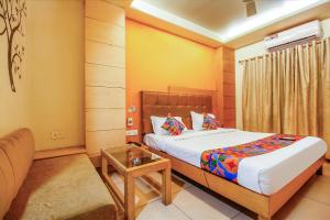 FabHotel The Oasis - Maharana Praatap Nagar客房内的一张或多张床位