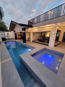 a swimming pool in the middle of a house at Jay's Villa 2 (Friendship) in Angeles