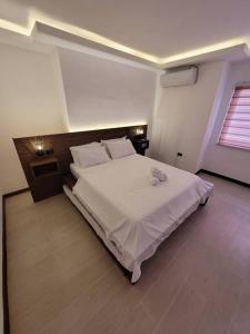 - une chambre avec un grand lit blanc dans l'établissement Jay's Villa 2 (Friendship), à Ángeles