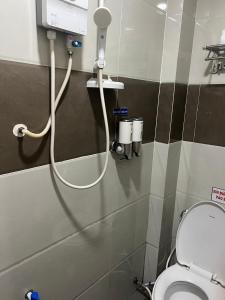 ein Bad mit einer Dusche und einem WC in einer Kabine in der Unterkunft Gia Hân Hotel in Ho-Chi-Minh-Stadt