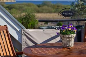 a basket of flowers sitting on top of a table at Inselliebe in Groß Zicker +3 photos