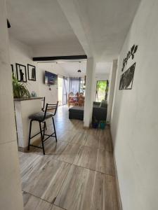 een woonkamer met een tafel en een stoel bij Tierra Santa Estadia 1 in Villa Cura Brochero