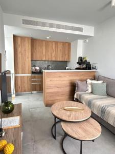 ein Wohnzimmer mit einem Sofa und einem Tisch in der Unterkunft Athenian Sky Lounge in Athen