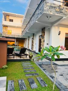 ein Haus mit einem Garten mit Felsen im Hof in der Unterkunft Mama’s Boutique Beach Hotel in Negombo