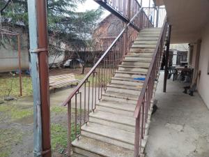 um conjunto de escadas que levam a um edifício em Natalie em Tsqnetʼi