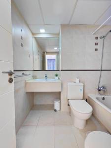 ベニドルムにあるMirador Lux Residenceのバスルーム(トイレ、洗面台、バスタブ付)