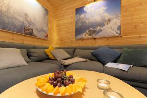 uma sala de estar com uma mesa com uma taça de fruta em Cabin Huskyfarm Innset em Innset