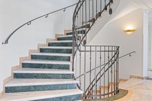 Fotografija v galeriji nastanitve CLS Zentrale City-Wohnung in Hamburg mit E-Laden und Tiefgarage, Klimaanlage, gratis WLAN, Smart TV, großer Balkon, Blick über Hamburg, Parkplatz, Cafe im Haus, Bushaltestelle direkt gegenüber, Flex Check In v mestu Hamburg
