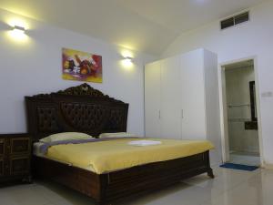 een slaapkamer met een groot houten bed met gele lakens bij Beautiful Cool Room for Coupls & faimly in Dubai