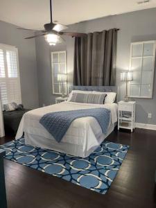 Un dormitorio con una cama grande y una alfombra azul en The Blue House on Boone, en Troy