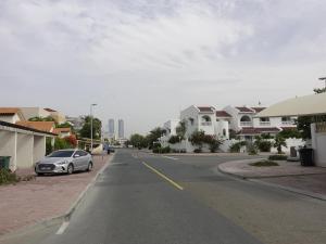 uma rua com um carro estacionado na berma da estrada em Beautiful Cool Room for Coupls & faimly em Dubai