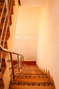 una escalera en un edificio con barandilla de metal en ROYAL PALACE BY RAJASTHAN MAHESHWARI BHAWAN, en Katni