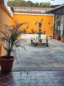 una fuente en medio de un patio en La Merced en Antigua Guatemala