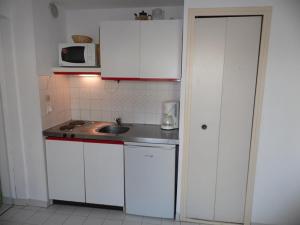 Η κουζίνα ή μικρή κουζίνα στο Confortable 2 pièces, 4 couchages avec balcon et parking privé, proche plage - Marseillan - FR-1-326-596