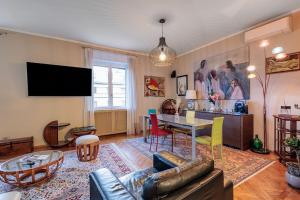 ein Wohnzimmer mit einem Sofa und einem Tisch in der Unterkunft Stylish and perfect place for families and friends in Mailand