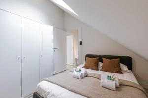 1 dormitorio con 1 cama con 2 almohadas en Charming house in the city of Antwerp with parking, en Amberes