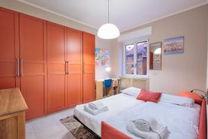 ein Schlafzimmer mit einem großen Bett mit orangefarbenen Schränken in der Unterkunft Stylish and perfect place for families and friends in Mailand