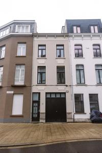 un edificio de apartamentos en la esquina de una calle en Charming house in the city of Antwerp with parking, en Amberes