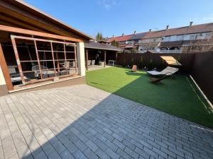 Zahrada ubytování VÁR-LAK Apartman