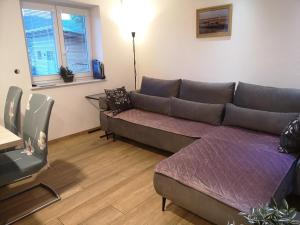 ein Wohnzimmer mit einem Sofa und einem Tisch in der Unterkunft New Istriaexperience in Koper