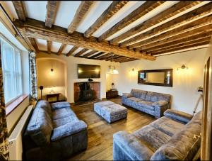 una gran sala de estar con sofás y chimenea. en Catton Old Hall Norwich en Norwich