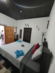 Un dormitorio con una cama con toallas azules. en La Merced en Antigua Guatemala