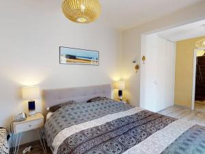 a bedroom with a bed with two night stands and two lamps at Villa confortable avec piscine, proche plage, 3 chambres, grand séjour, patio, WIFI, équipement complet - FR-1-413-87 in Capbreton