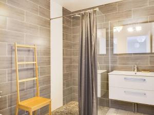 a bathroom with a sink and a shower at Villa confortable avec piscine, proche plage, 3 chambres, grand séjour, patio, WIFI, équipement complet - FR-1-413-87 in Capbreton