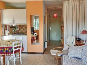eine Küche und ein Wohnzimmer mit einem Tisch in der Unterkunft Studio Bormes-les-Mimosas, 1 pièce, 4 personnes - FR-1-610-17 in Bormes-les-Mimosas