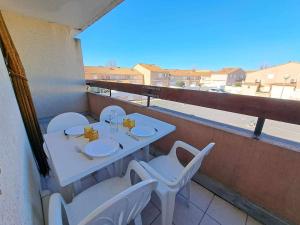 Biały stół i krzesła na balkonie w obiekcie Appartement Marseillan-Plage, 2 pièces, 4 personnes - FR-1-326-707 w mieście Marseillan