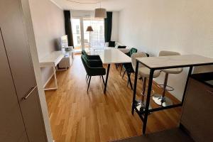 - un salon avec une table à manger et des chaises dans l'établissement Cape Homes St-Sulpice, à Saint-Sulpice