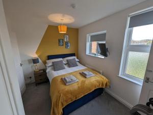 1 dormitorio con 1 cama con 2 almohadas en Shakespeare's Stay en Stratford-upon-Avon