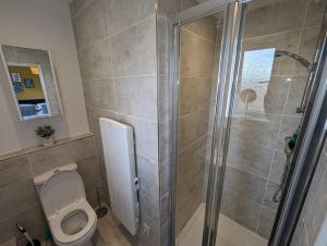 a bathroom with a shower and a toilet at Shakespeare's Stay in Stratford-upon-Avon