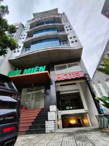 un edificio de hotel con un cartel de hotel en Khách Sạn Hải Miên, en Ho Chi Minh