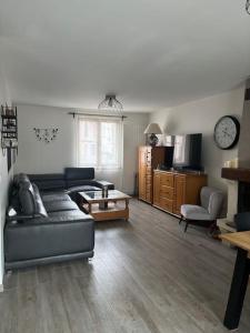 a living room with a couch and a table at Maison aux Portes de Paris in Vitry-sur-Seine