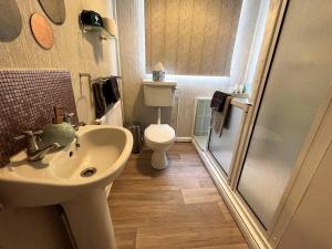 Salle de bains dans l'établissement Relaxing 2-bed Bungalow With Private Parking