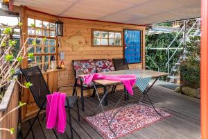 a patio with a table and chairs on a deck at Am Teich in Bützow