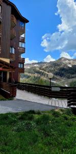 a building with a balcony with a view of the mountains at Isola 2000 pied des pistes-wifi in Isola