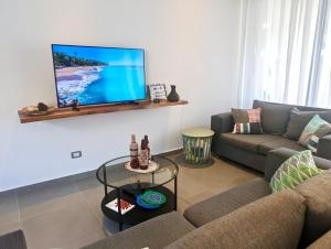 TV a/nebo společenská místnost v ubytování Modern Villa 1 min from Beach + 4 fotografie