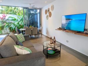 TV a/nebo společenská místnost v ubytování Modern Villa 1 min from Beach