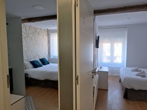 Łóżko lub łóżka w pokoju w obiekcie Rin Rooms