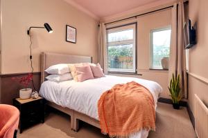 1 dormitorio con cama y ventana en Settle, Winchester, en Winchester