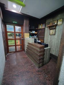 un restaurante con una escalera en una habitación en Ratna Sagar, en Udupi